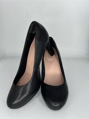 Clark’s Amber Joy Black Women's Classic Round-Toe Leather Pumps